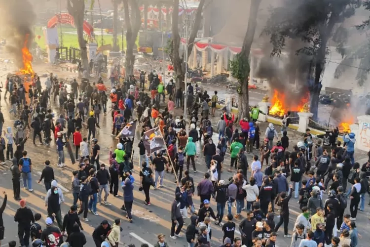 Ratusan masyarakat sipil, mahasiswa, dan pengemudi ojek online saat demonstrasi di depan Gedung Negara Grahadi Surabaya yang berakhir ricuh dan anarkis, Sabtu, 30 Agustus 2025. (Lukman Hakim/Suara Merdeka Surabaya)