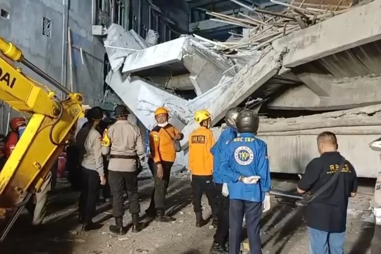 Kondisi bangunan yang ambruk di komplek Pondok Pesantren Al Khoziny, Buduran, Sidoarjo. (Suara Merdeka Surabaya)