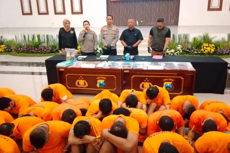 Sebanyak 34 pria penyuka sesama jenis atau gay dimunculkan ke publik pada konferensi pers yang digelar di Polrestabes Surabaya, Rabu, 22 Oktober 2025. (Lukman Hakim/Suara Merdeka Surabaya)