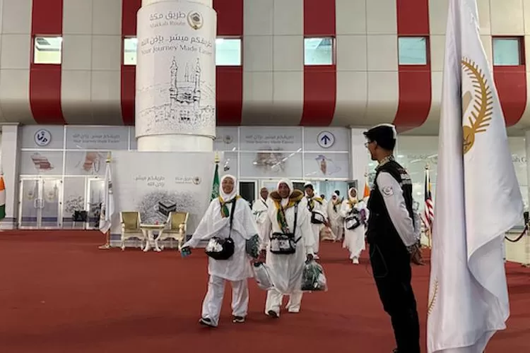 Jamaah haji reguler Indonesia tiba di Indonesia. Yang diizinkan berhaji hanya pemegang visa haji. Sebanyak 34 WNI jamaah haji non visa haji akhirnya dideportasi. (Media Center Haji 2024)