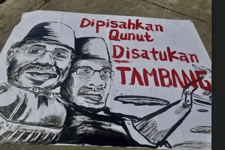 Potret spanduk demo meminta Muhammadiyah tolak izin tambang dan sindir soal qunut. (Disway)