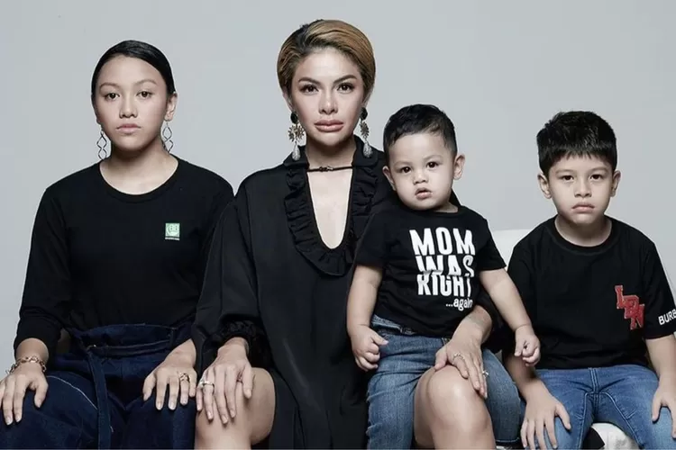 Potret kebersamaan antara Nikita Mirzani dan Lolly (Instagram)