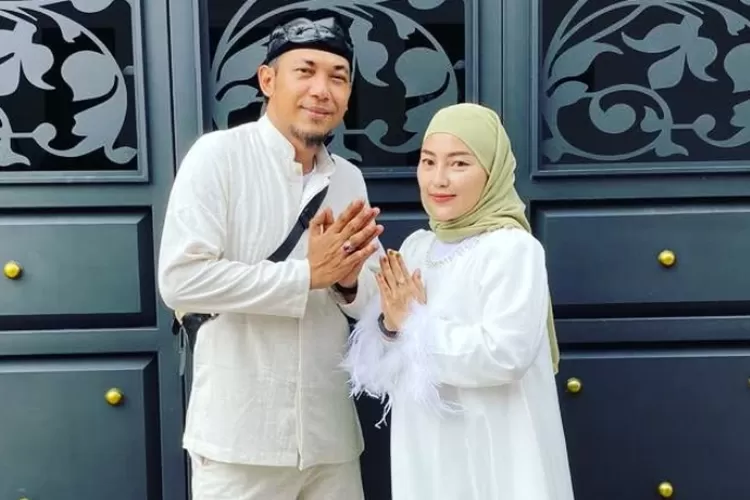 Aji Darmaji, suami Mpok Alpa minta semua foto mendiang yang ada di rumah diturunkan. (Instagram/@jie.langit)