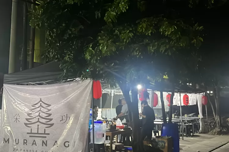 ilustrasi &ldquo;Keramaian kuliner malam di kawasan Air Mancur Bogor, penuh jajanan kaki lima murah meriah.&rdquo;