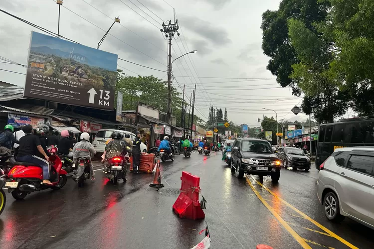 Kondisi cuaca di kawasan Puncak Bogor yang diguyur hujan pada Minggu 6 April 2025. (Riza/Metrobogor )