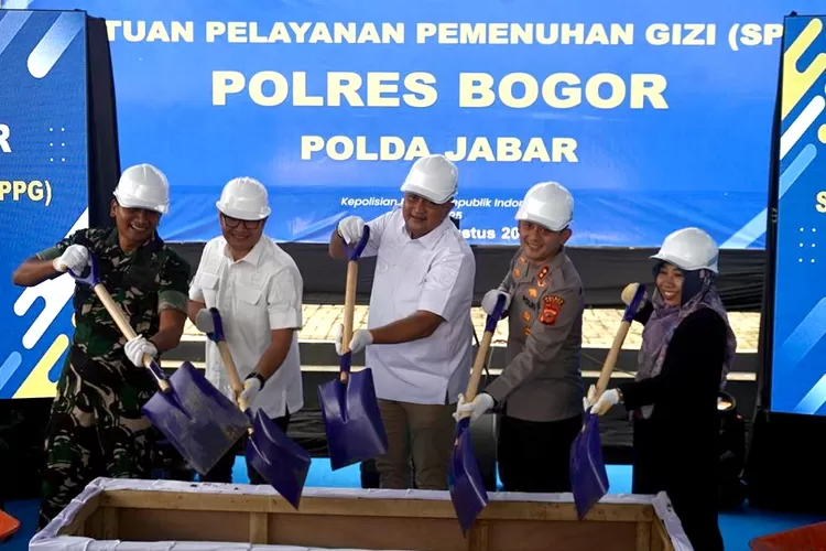 Bupati Bogor Rudy Susmanto (tengah) saat pelatakan batu pertama pembangunan SPPG Polres Bogor di Desa Cimandala, Kecamatan Sukaraja, Kabupaten Bogor, Rabu, 6 Agustus 2025. (Arifin - Metro Bogor)