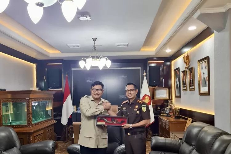 Ketua  DPRD Kabupaten Bogor Sastra Winara menerima kunjungan Kepala Kejari Kabupaten Bogor, Denny Achmad. (DPRD Kabupaten Bogor)