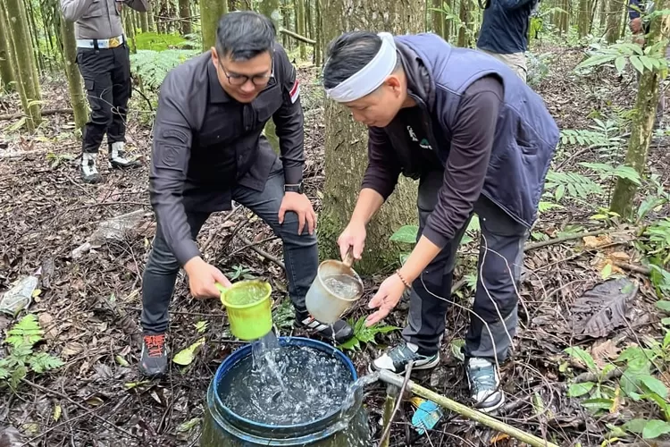 Ketua DPRD Kabupaten Bogor Sastra Winara (kiri) saat mengunjungi Hutan Organik milik keluarga Hj Rosita di Desa Cipayung Girang, Kecamatan Megamendung, Rabu, 5 November 2025. (DPRD Kabupaten Bogor)