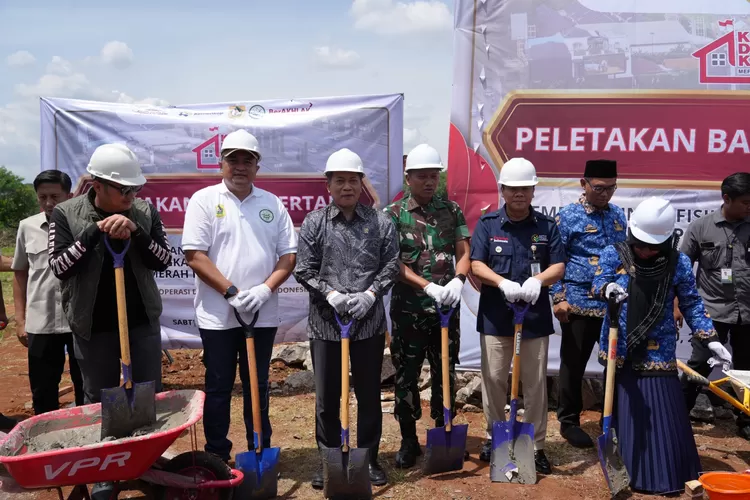 Peletakan batu pertama Koperasi Merah Putih di Kelurahan Pakansari, Kecamatan Cibinong, Kabupaten Bogor, Sabtu, 29 November 2025. (Diskominfo)