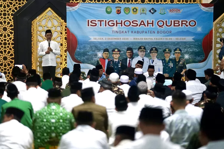 Istighosah Kubro di Masjid Agung Baitul Faizin Cibinong, Kabupaten Bogor, Selasa, 2 Desember 2025.                                (Arifin - metrobogor.com)