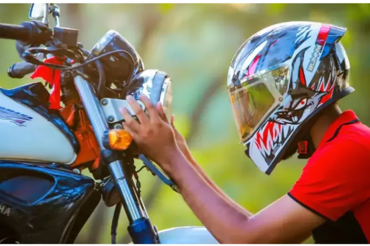 Ilustrasi. Helm Jadi Syarat Isi Bensin di Yunani, Ini Alasannya!