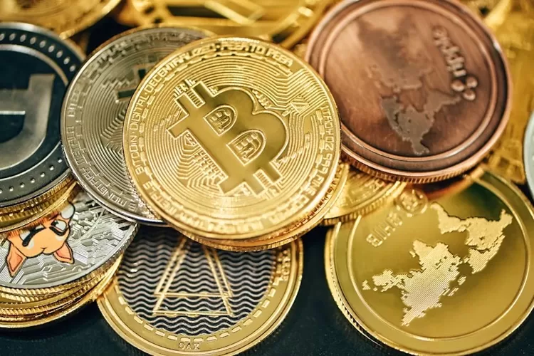 Foto Ilustrasi - Emas dan Bitcoin sama-sama memiliki keunggulan, risiko, dan karakter berbeda. (Unsplash/Traxer)