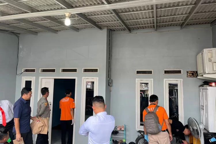 Tim Inafis Polres Karawang sedang melakukan olah TKP di kediaman korban. (Yunaz/AyoKarawang)