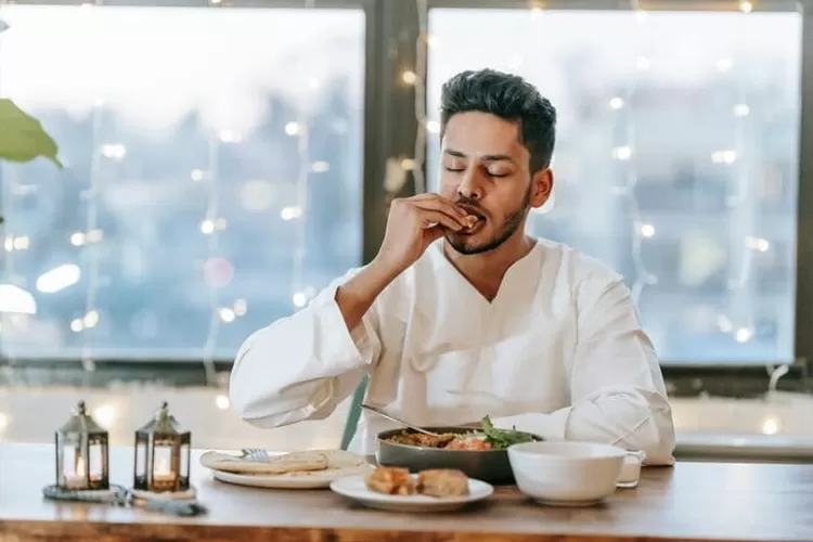 Puasa Semakin Nyaman dengan Resep Sehat untuk Berbuka Puasa Ala dr. Zaidul Akbar. (pexels.com/michaelburrows)