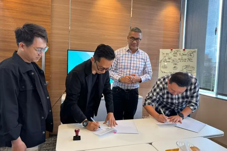 CEO AGGRE CAPITAL, Rian Hidayat, dan Direktur Utama BPR DASSA, Pahala David, resmi menandatangani perjanjian kerja sama channeling untuk mendukung pembiayaan pelaku usaha mikro (dok. Aggre Capital)