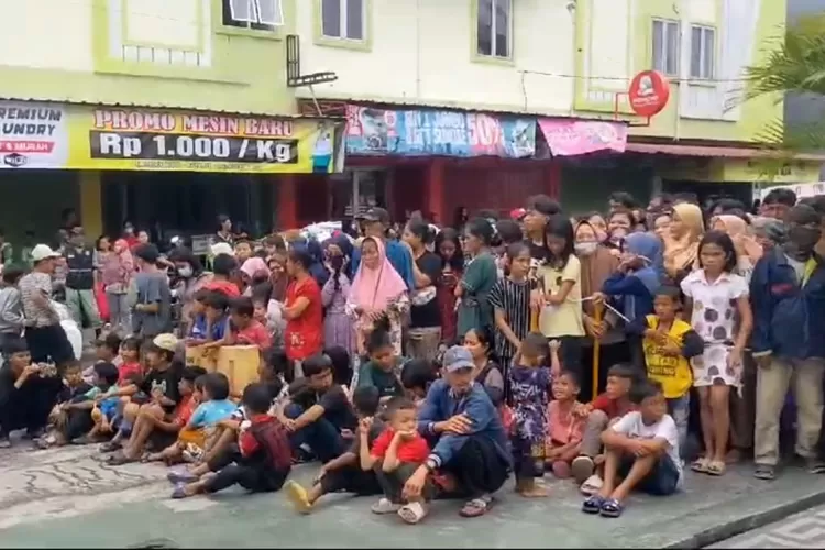 Warga Bandar Lampung antre menunggu pembagian angpao saat Imlek 2025 (Aspirasiku/Adi Gunawan)