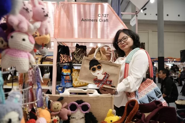 Melalui BRI UMKM EXPO(RT) 2025, Animers Craft berhasil menembus pasar global dengan teknik rajut mosaik khasnya. (Dok. BRI)