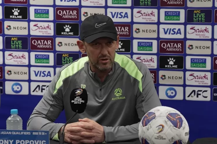 Pelatih Timnas Australia, Tony Popovic saat konferensi pers jelang laga Australia vs Indonesia di Kualifikasi Piala Dunia 2025.  ((Dok. Football Australia))