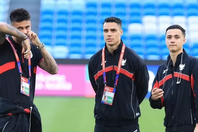 Potret pemain Timnas Indonesia, Joey Pelupessy (tengah) bersama para punggawa Tim Garuda.  ((Instagram.com/@joeypelupessy))