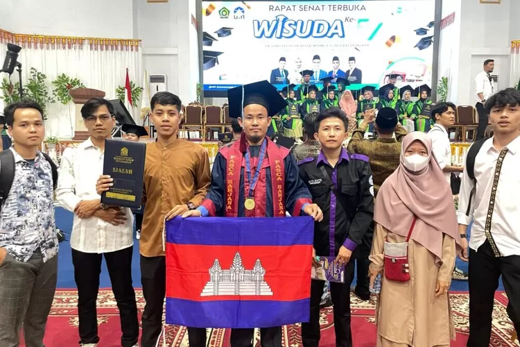 Menginspirasi! Math Kotri, Wisudawan UIN Mahmud Yunus Batusangkar asal Kamboja, dan Semangat Belajar yang Tak Pernah Padam (uinmybatusangkar.ac.id)