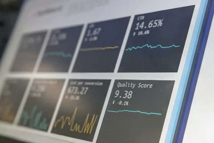 Ilustrasi data report terkait fluktuasi pada asuransi umum. ((Unsplash.com/@StephenDawson))