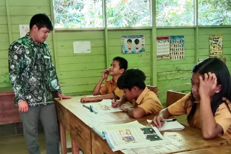 Perjuangan Yayun, Guru Agama Buddha di Pedalaman Balangan (Kemenag.go.id)