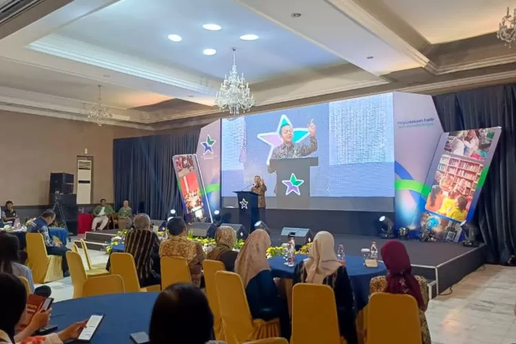 Wamendikdasmen DR. Fajar Riza Ul Haq di&nbsp;pertemuan pembelajaran sebaya yang menghadirkan 34 Fasilitator Daerah (Fasda) dan 180 Relawan Literasi Masyarakat (RELIMA) dari berbagai wilayah Indonesia, Bogor, 11 November 2025. (Yoga Pratama/ASPIRASIKU)