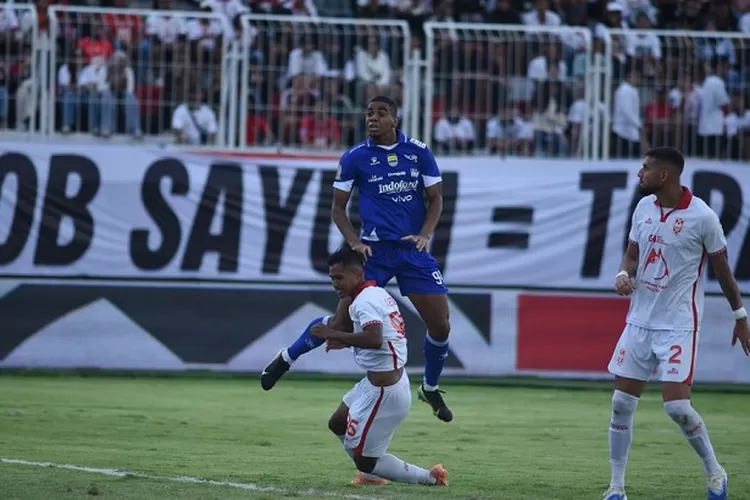 Rentetan kemenangan PERSIB harus terhenti di Stadion Kie Raha, Ternate, setelah takluk 0-2 dari Malut United (dok foto persib.co.id)