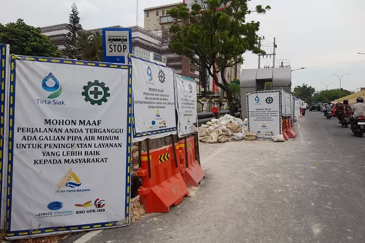 Proyek galian Pipa Air minum oleh PT Tirta Siak di Jalan Sudirman, belum tuntas beberapa waktu yang lalu (Her/HR)