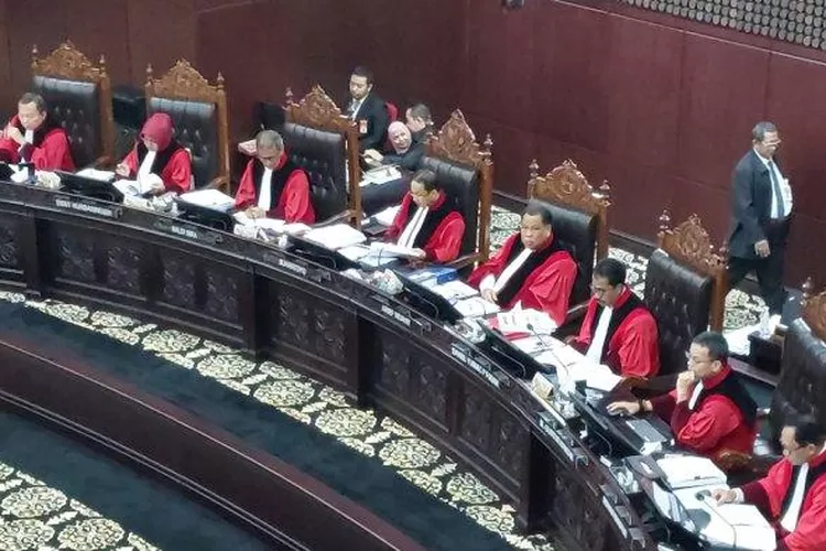 Para Hakim MK sedang menjalankan sidang sengketa Pilpres 2024 yang akan dibacakan majelis hakim Mahkamah Konstitusi (MK) (trb)