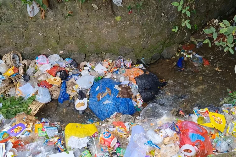 Foto/Tumpukan sampah di parit wilayah Kelurahan Gunungbatu (Penulis/Febri Daniel Manalu)