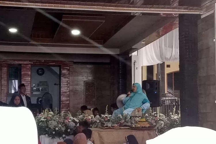 Mamah Dedeh tengah berceramah di hadapan Ribuan Jamaah dalam acara Milad Ananda Yusuf dikediaman R.Hj.Nurlela Ibrohim Piradita  (Azis/Bogor Times)