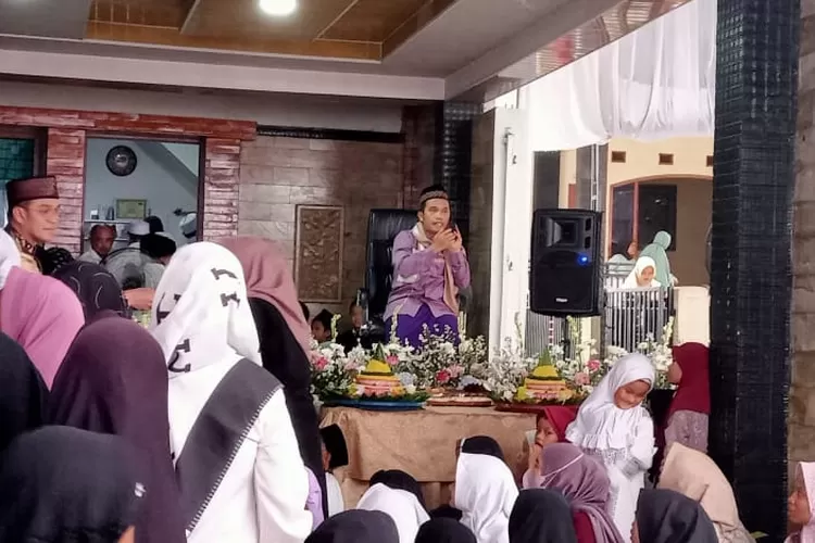 Ustadz Maulana hibur ribuan jamaah dalam acara Milad Cucuk Tercinta R. Hj. Nurlela Ibrahim Piradita di Citeureup. (Azi/Bogor Times)