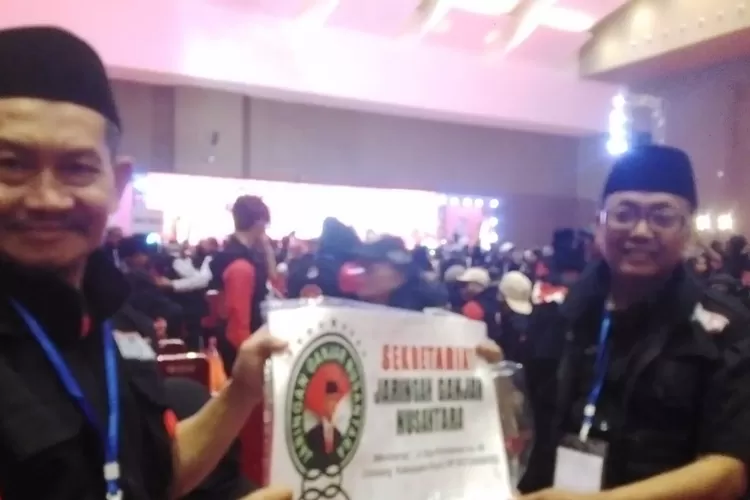 H. Agus Riadi (tehgah) naik panggung untuk bacakan rekomendasi hasil rakornas relawan Ganuar Mahfud (Bogor Times)