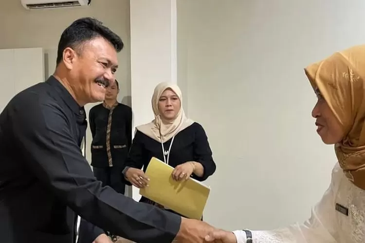 Foto Kepala Dinas Pendidikan mengenakan baju hitam Irwan Riyanto (Penulis/Febri Daniel Manalu)