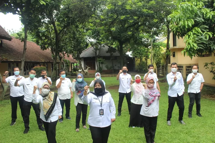 Kadis Perumkim paling depan tengah menggunakan ID card RR Juniarti Estiningsih (Penulis/Febri Daniel Manalu)