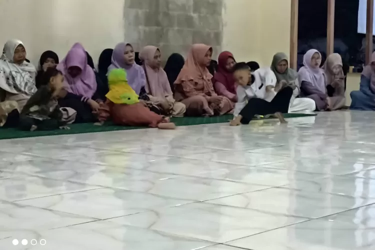 Nobar anak-anak dan orang tua dalam kegiatan Hari Anak Nasional. (Jalil/Bogor Times)