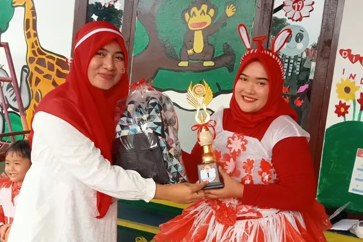 Mamah Alda saat menerima trophy penghargaan ajang Mamah Of The Year. 2024 di PAUD TAMAN SURGA (Bogor Times/Jalil)