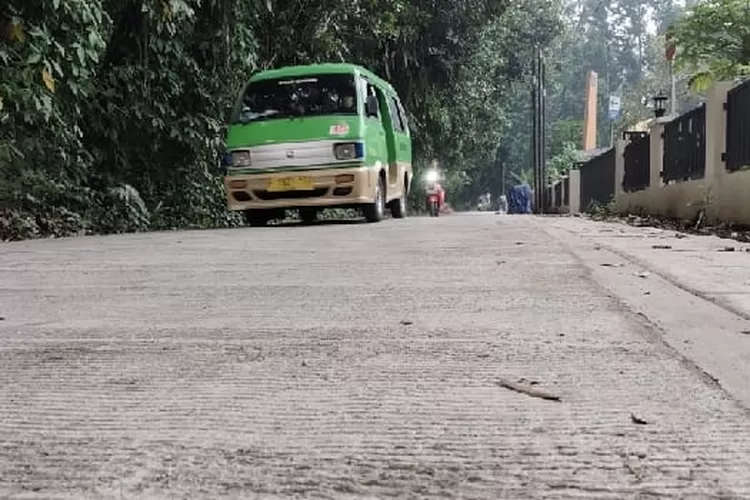 Kondisi jalan betonisasi yang hingga kini dpertanyakan siapa pemborongnya.Dinas PUPR buru-buru blokir nomor wartawan (Penulis/Febri Daniel Manalu)