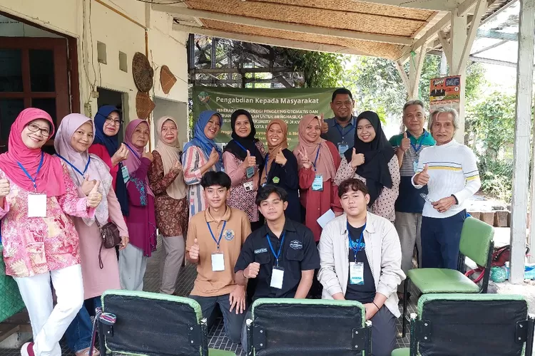 Mahasiswa UIKA Bogor bersama dosen tengah melakukan pengabdian di Masyarakat. (Jalil/Bogor)