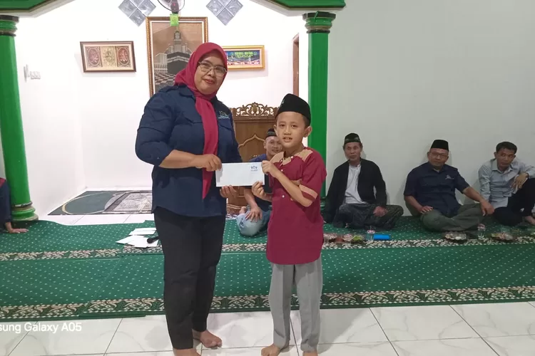 Perwakilan relawan dan pengurus LKSA Yataama tengah menyerahkan biaya pendidikan yatim (anak Binaan) (Jalil/Bogor Times)