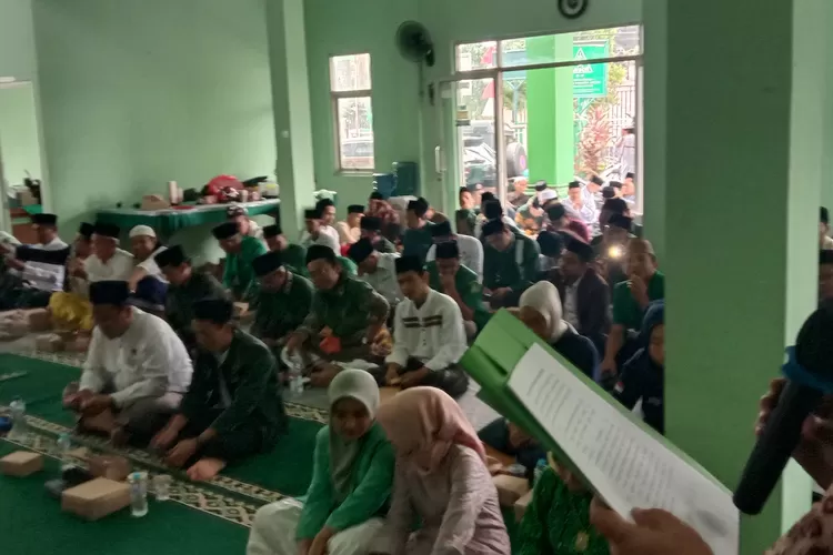 Ketua PC NU Kabupaten Bogor, KH Aim tengah memimpin baiat para pengurus Lembaga NU Kabupaten Bogor. (Jalil/Bogor Times)