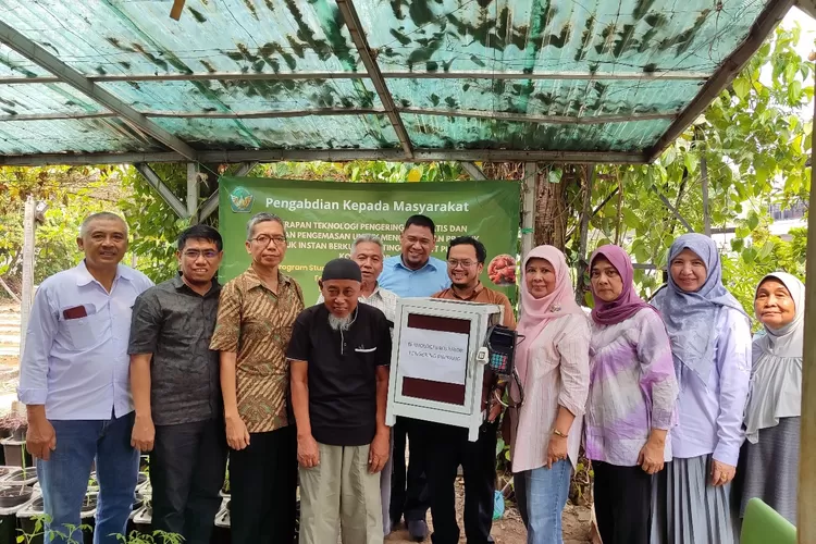 Civitas Universitas Ibn Khaldun (UIKA) Bogor dalam program studi Rekayasa Pertanian dan Biosistem melaksanakan kegiatan pengabdian kepada masyarakat di Kelompok Wanita Tani (KWT) Puspasari, Kecamatan Bogor Barat.  (Jalil/Bogor Times)