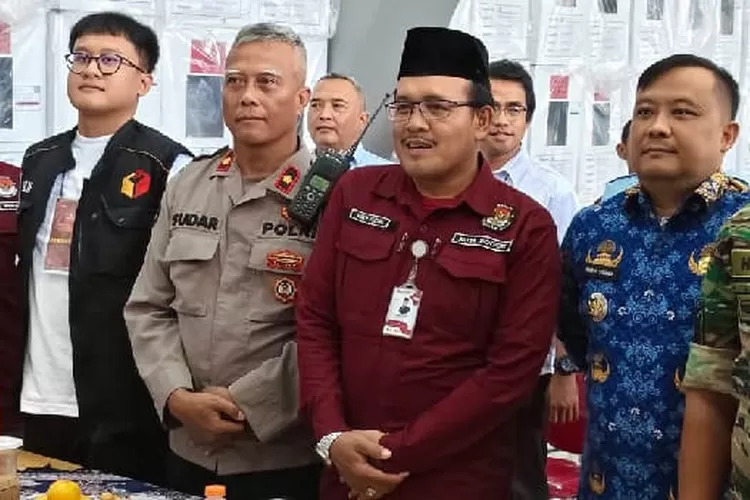 Dua dari kanan, Camat Bogor Barat, Dudi Fitri Susandi, berdampingan dengan Ketua PPK Bogor Barat, Wahyudin. Di sebelahnya, terlihat Kapolsek Bogor Barat, Kompol Sudar (Penulis/Febri Daniel Manalu)