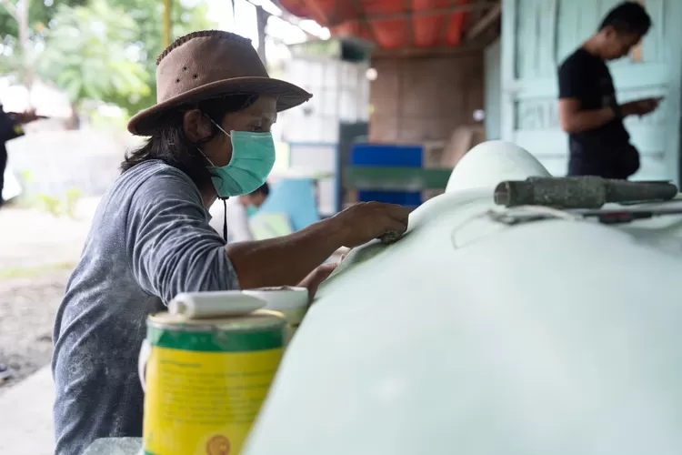 Pegawai IKM tengah merakit sayap pesawat. (CSA Indocement/Bogor Times)