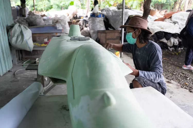 Salah satu limbah yang mampu disulat menjadi kerya seni bernilai. (CSAR Indocement/Bogor Times)