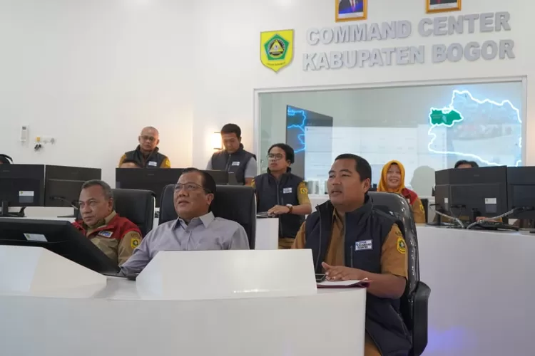 Sekretaris Daerah (Tengah) beserta Kadisdik Kabupaten Bogor (Kiri) sedang memantau PPDB Online (Foto Dok. Diskominfo Kabupaten Bogor)