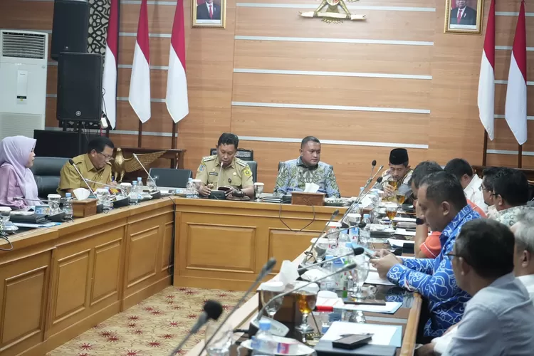 Pj. Bupati Bogor Asmawa Tosepu bersama Ketua DPRD Rudi Siswanto menggelar rapat soal penanganan kawasan Puncak (Foto Dok. Diskominfo Kabupaten Bogor)
