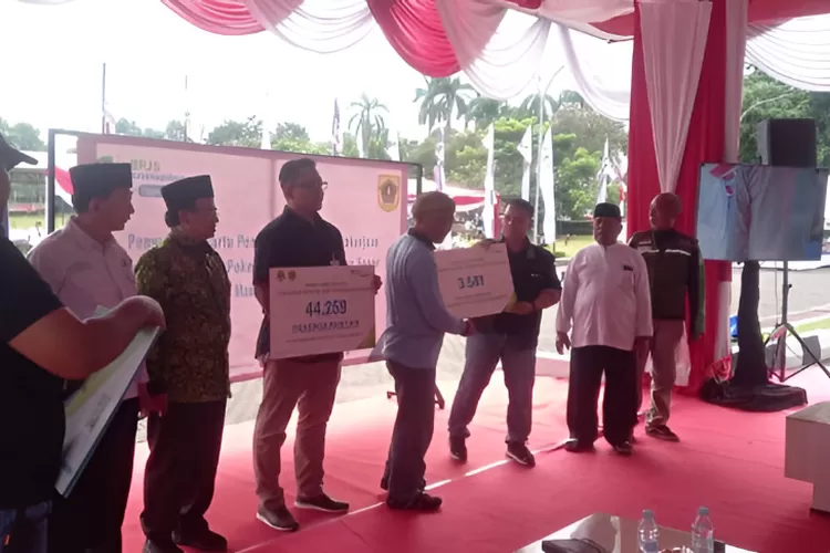 Penyerahan simbolis kartu BPJS Ketenagakerjaan kepada puluhan ribu pekerja rentan dan marbot di Kabupaten Bogor oleh Pemkab Bogor bersama BPJS Ketenagakerjaan. (AG )
