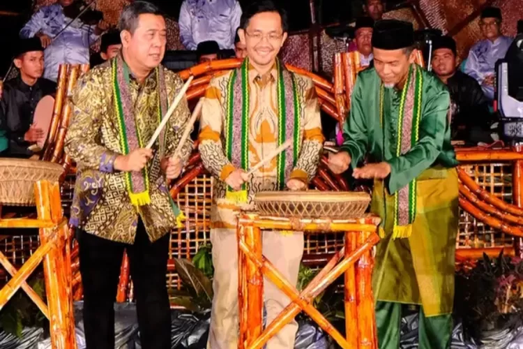 Mewakili Bupati, Sekda Membuka Secara Resmi Festival Kota Minyak di Bajubang (Dok. Annuza)